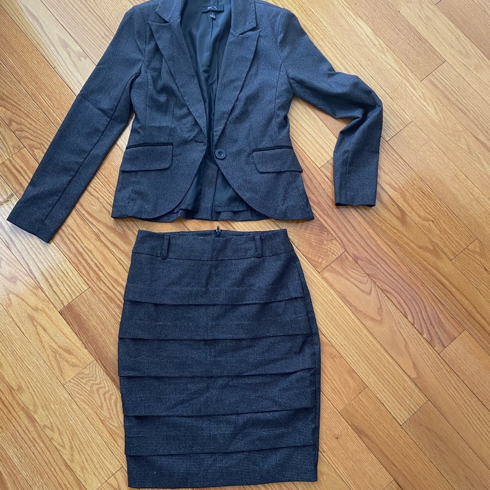 BCX women’s business/work suit size small blazer and skirt